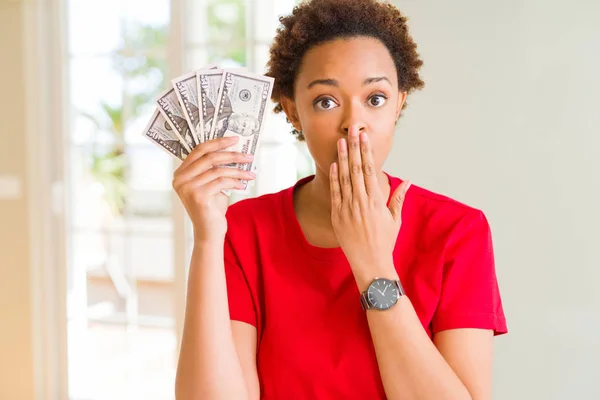 Joven Mujer Afroamericana Sosteniendo Billetes Banco Cincuenta Dólares Cubren Boca —  Fotos de Stock