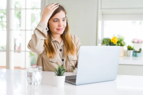 Vackra Unga Operatören Kvinna Arbetar Med Laptop Och Bär Headseat — Stockfoto