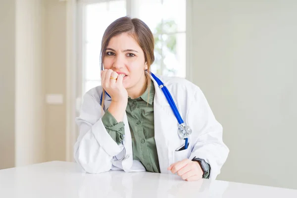 Hermosa Mujer Doctora Joven Que Usa Abrigo Médico Estetoscopio Que —  Fotos de Stock