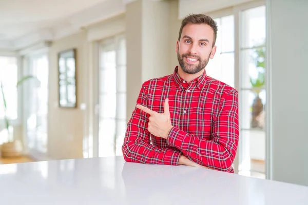 Bonito Homem Vestindo Camisa Colorida Alegre Com Sorriso Rosto Apontando — Fotografia de Stock