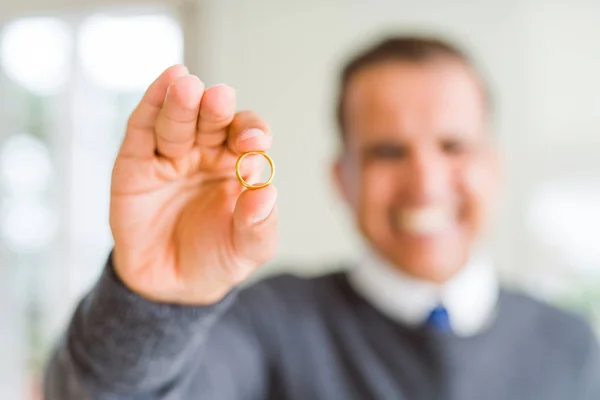 Gros plan de l'homme d'âge moyen tenant une bague de fiançailles et souriant — Photo