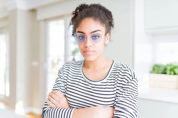 Linda Jovem Afro Americana Com Cabelo Afro Usando Óculos Relaxado — Fotografia de Stock