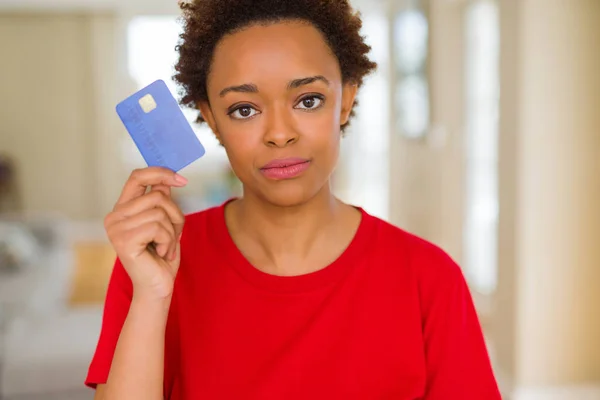 Junge Afrikanisch Amerikanische Frau Mit Kreditkarte Und Selbstbewusstem Gesichtsausdruck — Stockfoto