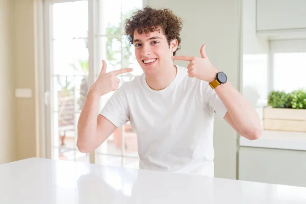 Joven Hombre Guapo Con Camiseta Blanca Casa Sonriendo Confiado Mostrando —  Fotos de Stock