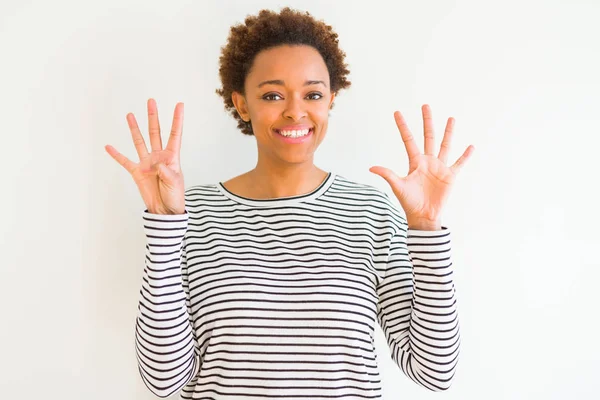 Jonge Mooie Afrikaanse Amerikaanse Vrouw Dragen Strepen Trui Witte Achtergrond — Stockfoto