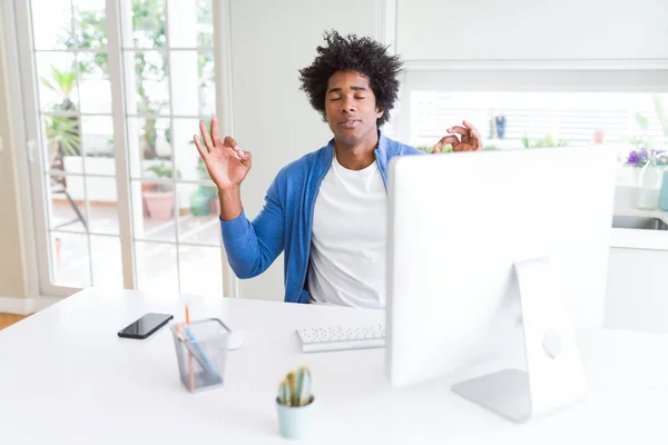 African American Man Die Werkt Met Behulp Van Computer Ontspannen — Stockfoto