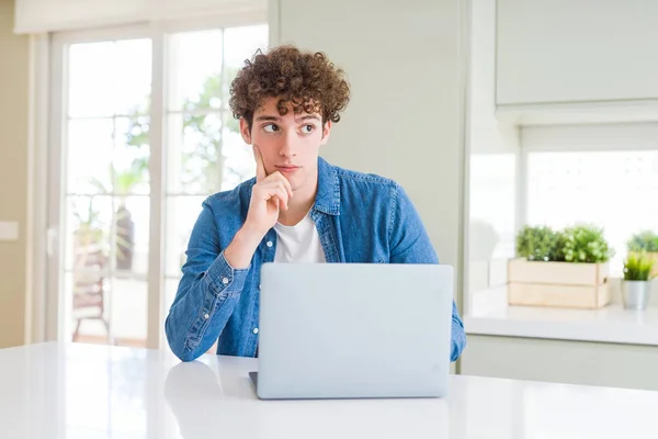 Hombre Joven Usando Ordenador Portátil Cara Seria Pensando Pregunta Idea — Foto de Stock