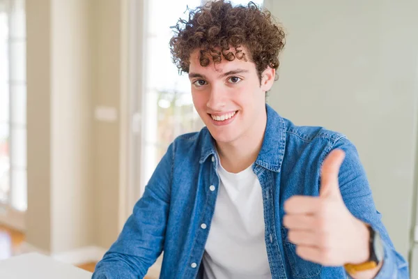 Joven Hombre Guapo Con Chaqueta Mezclilla Casual Casa Haciendo Gesto —  Fotos de Stock