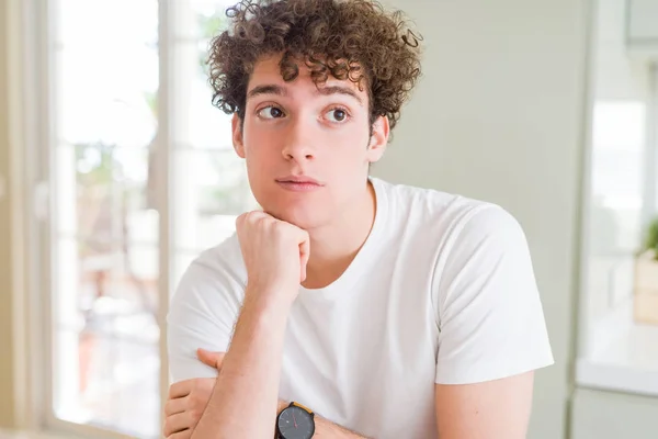 Joven Hombre Guapo Con Camiseta Blanca Con Mano Barbilla Pensando —  Fotos de Stock