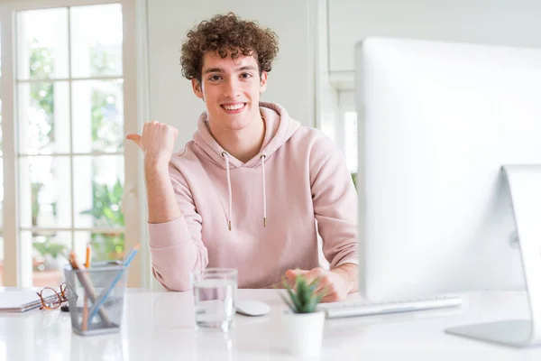 Mladý Student Muž Používající Počítač Ukazuje Ukazuje Palcem Stranu Úsměvem — Stock fotografie