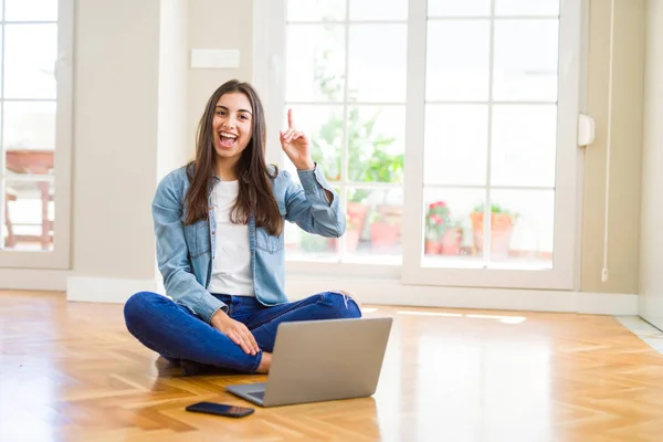 Beautiful Young Woman Sitting Floor Crossed Legs Using Laptop Pointing — Stock Photo, Image