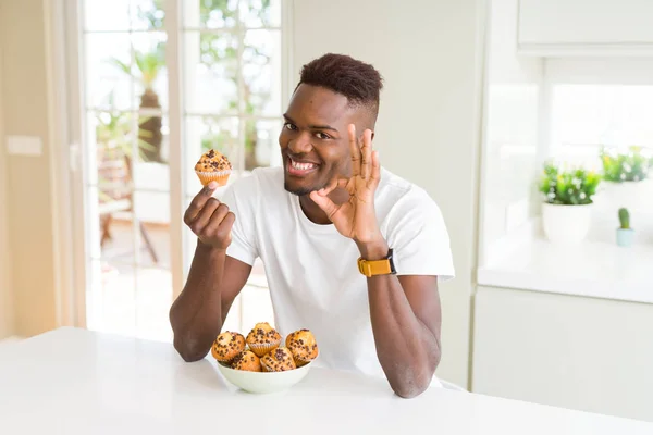 Afroamerické Muže Jíst Čokolády Muffin Dělá Cedulka Prsty Vynikající Symbol — Stock fotografie