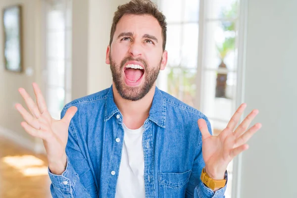 Bonito Homem Casa Louco Louco Gritando Gritando Com Expressão Agressiva — Fotografia de Stock