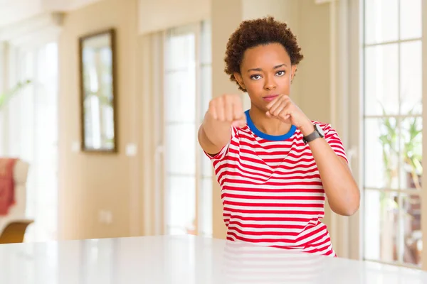 Junge Schöne Afrikanisch Amerikanische Frau Hause Faustschlag Zum Kampf Aggressive — Stockfoto