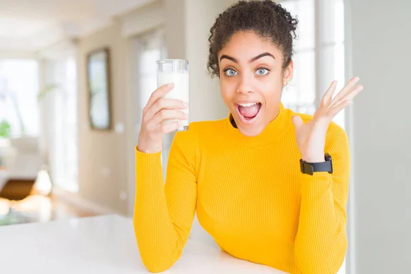 Молода Жінка Випити Склянку Свіжого Молока Дуже Щасливий Схвильований Переможець — стокове фото