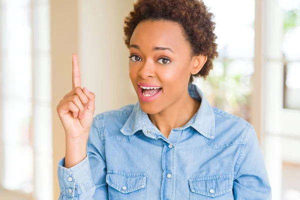 Jovem Mulher Afro Americana Bonita Apontando Dedo Para Cima Com — Fotografia de Stock