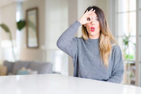 Giovane Bella Donna Che Indossa Maglione Invernale Casa Facendo Gesto — Foto Stock