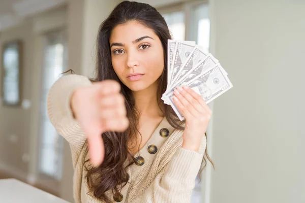 Mujer Joven Sosteniendo Billetes Dólares Con Cara Enojada Signo Negativo — Foto de Stock