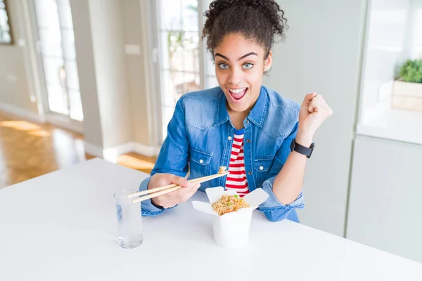 Jovem Africano Americano Mulher Comer Asiático Macarrão Entrega Caixa Gritando — Fotografia de Stock