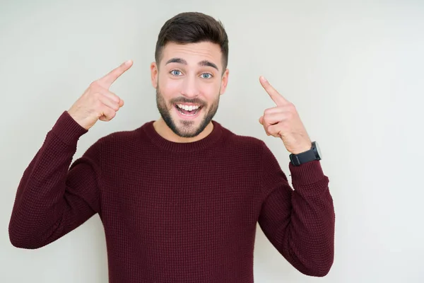 Joven Hombre Guapo Usando Suéter Sobre Fondo Aislado Sonriendo Apuntando — Foto de Stock