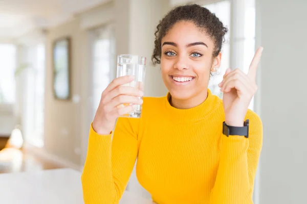 Junge Afrikanisch Amerikanische Frau Trinkt Ein Glas Süßwasser Sehr Glücklich — Stockfoto