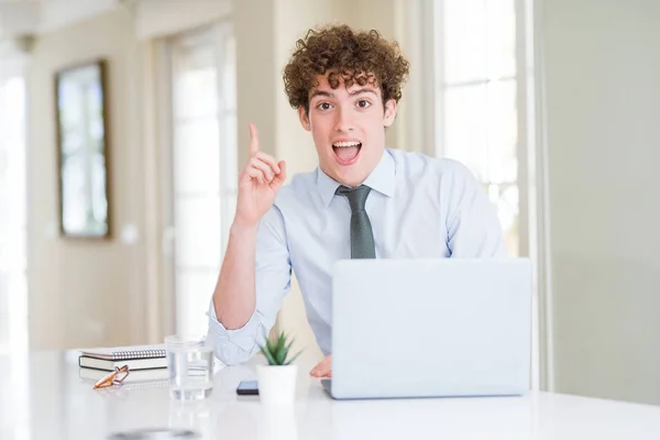 Молодий Бізнесмен Працює Комп Ютерним Ноутбуком Офісі Вказуючи Пальцем Успішну — стокове фото