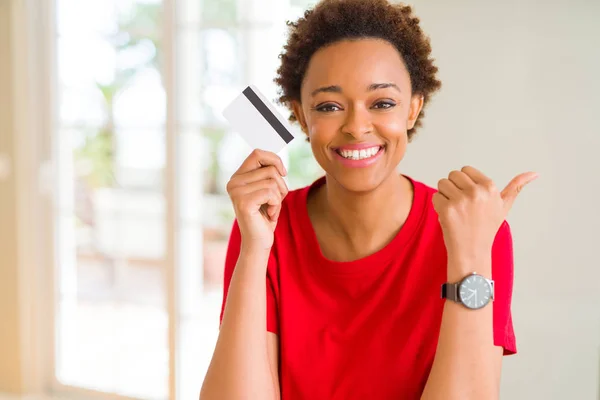 Junge Afrikanisch Amerikanische Frau Mit Kreditkarte Zeigt Und Zeigt Mit — Stockfoto
