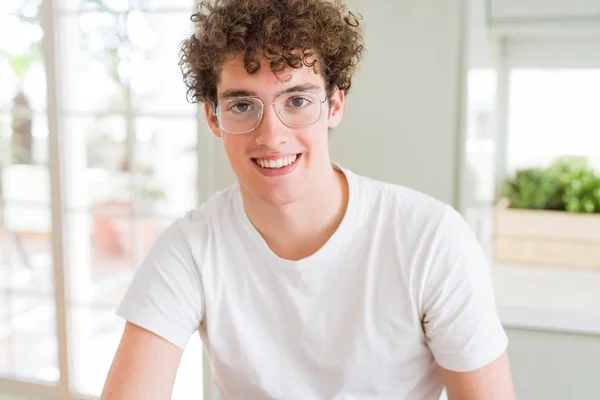 Homem Bonito Jovem Usando Óculos Com Sorriso Feliz Legal Rosto — Fotografia de Stock