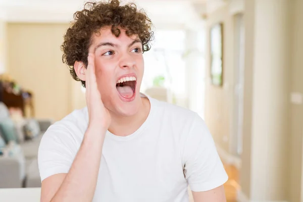 Young Handsome Man Wearing White Shirt Shouting Screaming Loud Side — Stock Photo, Image