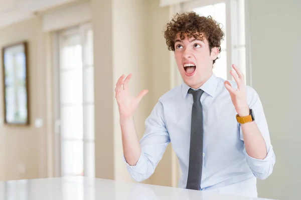 Jovem Homem Negócios Vestindo Uma Gravata Louca Louca Gritando Gritando — Fotografia de Stock