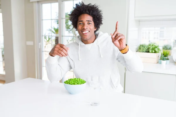 Hombre Afroamericano Comiendo Guisantes Verdes Frescos Casa Sorprendido Con Una — Foto de Stock