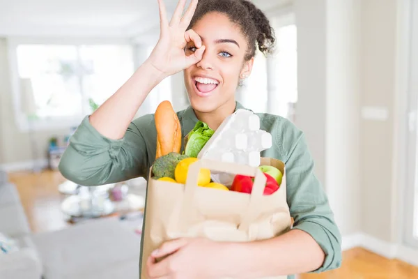 Joven Afroamericana Chica Sosteniendo Bolsa Papel Comestibles Supermercado Con Cara — Foto de Stock
