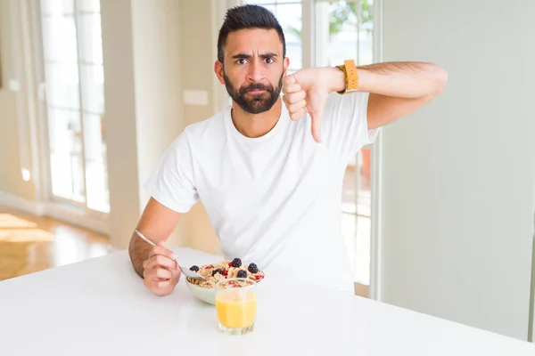 Όμορφος Ισπανόφωνος Άνθρωπος Τρώει Υγιεινό Πρωινό Πρωί Στο Σπίτι Θυμωμένο — Φωτογραφία Αρχείου