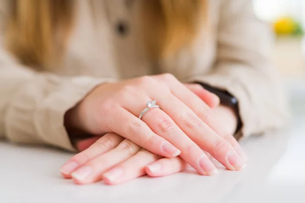 Κοντινό Πλάνο Γυναίκα Δάχτυλο Δείχνει Δαχτυλίδι Αρραβώνων Χέρια Κάθε Άλλο — Φωτογραφία Αρχείου
