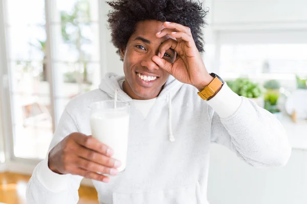 Afrikanisch Amerikanischer Mann Hält Und Trinkt Ein Glas Milch Mit — Stockfoto