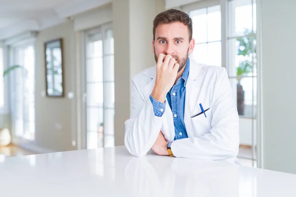 Yakışıklı Doktor Adam Stresli Gergin Ile Seyir Kliniğinde Tıbbi Bir — Stok fotoğraf