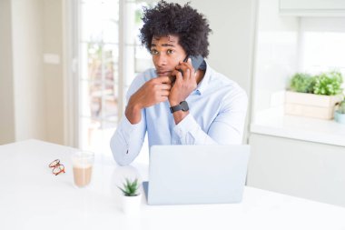 Telefon ciddi bir yüz düşünme hakkında soru, çok konuşmaya Afrika kökenli Amerikalı iş adamı fikri karıştı