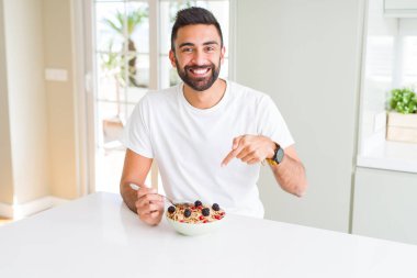 Yakışıklı İspanyol man ev çok mutlu el ve parmak ile işaret sabahları sağlıklı kahvaltı yemek