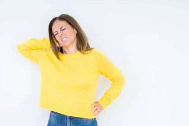 Güzel orta yaş kadın giyiyor sarı kazak izole üzerinde arka plan ile el, kas ağrısı boyun dokunmadan acı boyun ağrısı yaralanma,