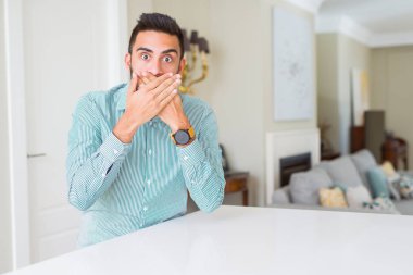 Evde yakışıklı İspanyol kapsayan ağız elle hata için şok. Gizli kavramı.