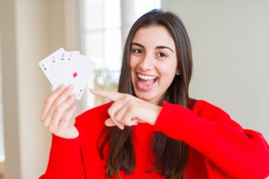 Kumar oynarken poker el ve parmak ile işaret çok mutlu güzel genç kadın