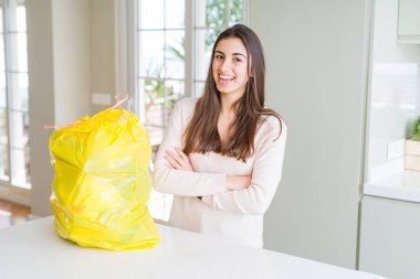 Çöp konteyner mutlu yüz ile gülen gelen çöp yaptırmayı güzel genç kadın silah kameraya bakarak geçti. Olumlu bir kişi.