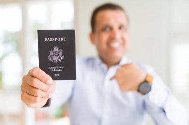 Amerika Birleşik Devletleri kendine Holding pasaport sürpriz yüz işaret parmağı tutan orta yaş erkek