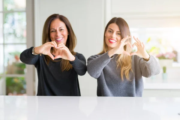 Bela Família Mãe Filha Juntos Casa Sorrindo Amor Mostrando Símbolo — Fotografia de Stock