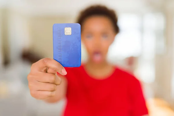 Joven Mujer Afroamericana Sosteniendo Tarjeta Crédito Asustada Shock Con Una —  Fotos de Stock