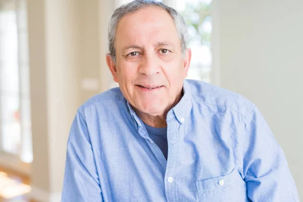 Bonito Homem Idoso Sorrindo Confiante — Fotografia de Stock