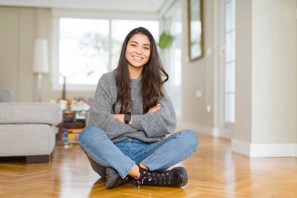 Junge Schöne Frau Die Hause Auf Dem Boden Sitzt Glücklich — Stockfoto