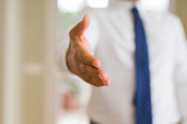 Close up of business man handing hand, conceito de reunião — Fotografia de Stock