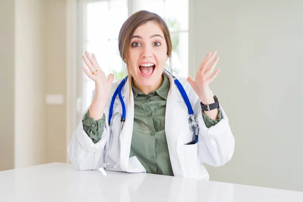 Mooie Jonge Dokter Vrouw Dragen Van Medische Vacht Stethoscoop Vieren — Stockfoto