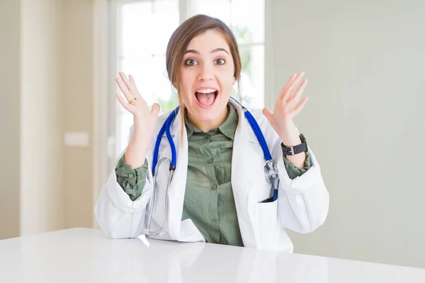 Hermosa Mujer Doctora Joven Con Abrigo Médico Estetoscopio Celebrando Loco — Foto de Stock